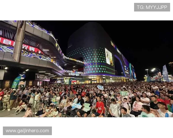 本场比赛现场粉丝热情助威，精彩瞬间让“激情四溢”的氛围更加浓厚